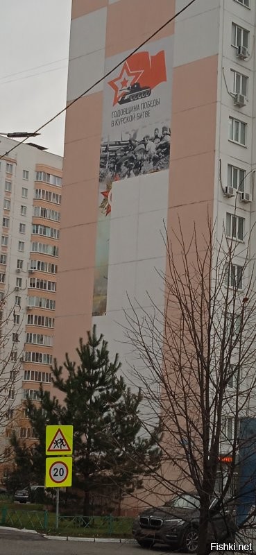 Действительно - фашисты снизу нарисованы. И ещё на одном доме начали рисовать, но видимо из-за плохой погоды остановились. Теперь вроде бы потеплело, даже солнце с утра светило. Может ещё фрицев нарисуют. Танк фашистский был, пехота была, теперь наверно какой-нибудь "Юнкерс" 87-й или "Мессер" 109-й нарисуют.