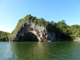 Грот Акулья пасть. Находится не подалеку от полуострова Самана, Доминиканская Республика. Был там в отпуске. На самом деле он не такой большой, как в кино его показывают.