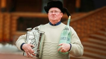 К чему тянется дед!