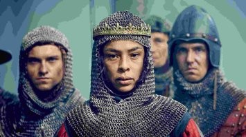 Кадр из фильма Пустая корона: Война роз - «Ричард III». Производство компаний Neal Street Productions и NBCUniversal (2014)
В центре   Маргарита Анжуйская, супруга короля Англии Генриха VI (актриса Софи Оконедо).
Между прочим это КРАСАВИЦА, из-за которой началась "Война Алой и Белой розы".