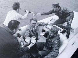 Дорогой Леонид Ильич, как всегда в ударе!
В жопу этот протокол, давайте пиалки 

Брежнев, Кастро и Хрущев еще тогда генсек.
Как Кастро смотрит на Брежнева и какой взгляд у Хруща.
Кастро вояка и Брежнев вояка, они отлично понимают друг друга на флюидах