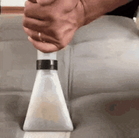 Вот так пришёл ко мне комивояжер, сходу насыпал мне в прихожей грязи и залил это всё какой-то жижей из бутылки:
- Я готов это всё сожрать, если мой супер-пупер пылесос не уберёт это за одну минуту!!!
Я молча сходил на кухню и принёс ему ложку:
- Можешь начинать, у меня уже трое суток света нет. Авария на линии.