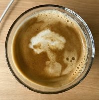 Кот щас вазу с цветами уронит, будет вам атомный взрыв!