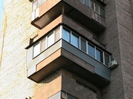 Воооот! Сами же в итоге сказали правильно! "Г-образный БОРТ". Не "балкон", а "борт". Г-образные балконы, кстати, тоже бывают. Такие вот. П-образные балконы, соответственно, +1 перекладина в букве = 3 стены. Но я таких не видел.