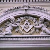 Насчет масонских знаков - странно удивляться. Не так уж давно это была модная и популярная тема в оформлении. Если че - Москва.