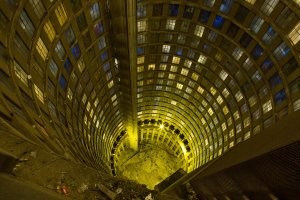 Насчет апартаментов - очень интересная история,как небоскреб для богатых захватили банды ниггеров, когда захватили власть в стране и начали охоту на белых. Сейчас это здание с огромным трудом привели в приличный вид,но приличным по сути оно уже не будет никогда..
