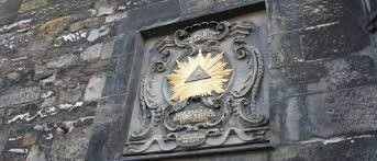 Насчет масонских знаков - странно удивляться. Не так уж давно это была модная и популярная тема в оформлении. Если че - Москва.