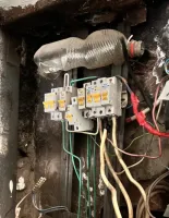 Похоже на "порошковый огнетушитель" с начинкой из песка.