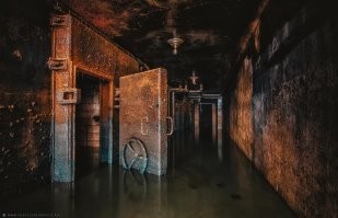 Есть, но он затоплен (если это про эту дачу)
Ребята заморочились и выкачали воду, что бы посетить бункер,
потом опять затопило.
Мля, мне ссылку нельзя вставить((