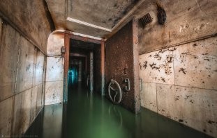 Ещё фотку добавлю.
Это вход. На стенах плиты из мрамора.