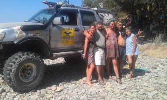 Ну не знаю. Я вполне нормально помещаюсь, хотя мальчик не маленький. :) 
Да и кушает она гораааздо меньше, чем Сейф.