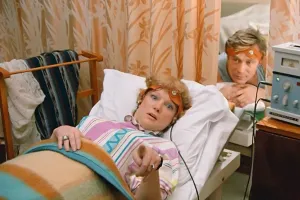 -16 гуманоидов нашли на месте аварии. Небольшого роста, зеленые, бесполые. Знаете, такие мудрые, грустные глаза.
- Вы чего их -видели?
-Их никто не видел. Минуту полежали на солнце и растаяли.
Превратились вот в такие 16 пятнышек. Только об этом ни-ни, это военная тайна.