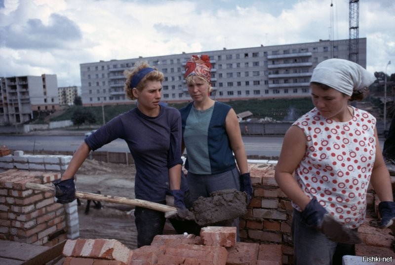 Да по всей стране мужчин не хватало и 50-е, и в 60-е. Вот пара фото из Новосибирка - 1954 год, стр-во Коммунального моста, вторая стр-во дома №85 по Красному проспекту.