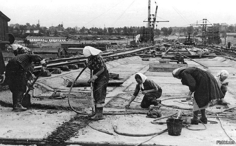Да по всей стране мужчин не хватало и 50-е, и в 60-е. Вот пара фото из Новосибирка - 1954 год, стр-во Коммунального моста, вторая стр-во дома №85 по Красному проспекту.