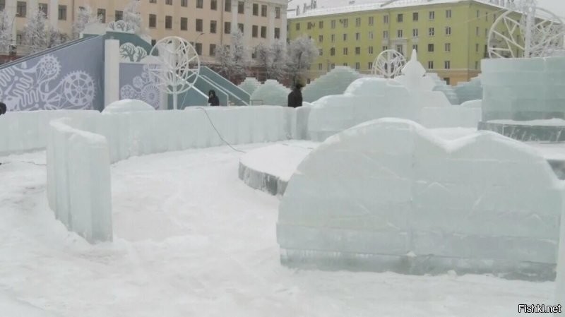 Кстати, лёд для зимних инсталляций на площади к нам из Пермского края привозят. Надо думать, не за бесплатно.
