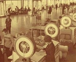 Любопытствую, для чего в аэропорту такие весы? Либо в СССР денег некуда было девать и вместо набора гирь и лампочки перевеса ставили дорогостоящие механизмы, либо в обязанность тетеньки на регистрации входил учет общего веса багажа для передачи грузчикам-пилотам с целью правильности размещения для центровки самолета?