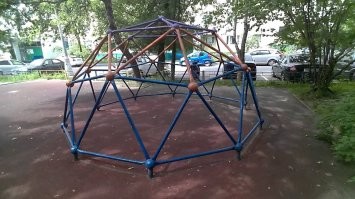 Любимая забава была во дворе, так же на "паутинке" висели и пытались скинуть друг друга, конечно помягче пытались, но и до такого тоже иногда доходило.