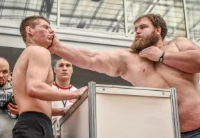 Шлёп, шлёп: звук борьбы двух лысых кошек