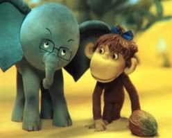 Слонёнок  услышал, что работник заповедника произносит его имя, и решил остановить интервью