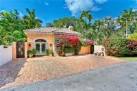 Правильно тут кто-то уже замечал. По-настоящему дорогая недвижимость в США часто огорожена такими заборами, что рублёвские поместья в России и мусульманские дома Закавказья "нервно куря". Не огораживаются относительно дешевые сборно-щитовые и каркасные домишки "среднего класса". И не потому, что там не хотели бы отгородиться а потому, что нельзя на уровне законов. Вот пример входа в не самую жутко дорогую виллу в Майами. Менее пары миллионов зелёных:     
Ну да. "Нет забора". Ну совсем. Ни чуть. 
Примерно как на наших заводах с пропускным режимом. И забор есть, и КПП. 
Уютненько и симпатишненько :) 
В виллах ха десяток миллионов, чаще всего, вообще всё огорожено не хуже, чем в любой тюрьме для пожизненных. Взято отсюда:  Там, чем дороже недвига, тем реальнее и выше заборы.