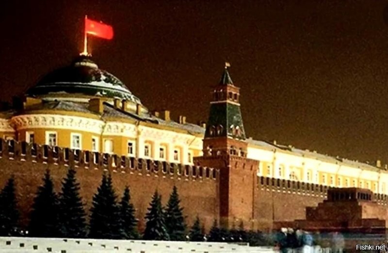 Пора возвращать традиционный русский флаг!

Большевики возвращаются!