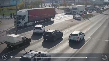 собственно вот оно. Горит зеленая стрелка ,все поворачивают налево, вся встерчка, как нормальные, стоят. чудак летел на красный.
