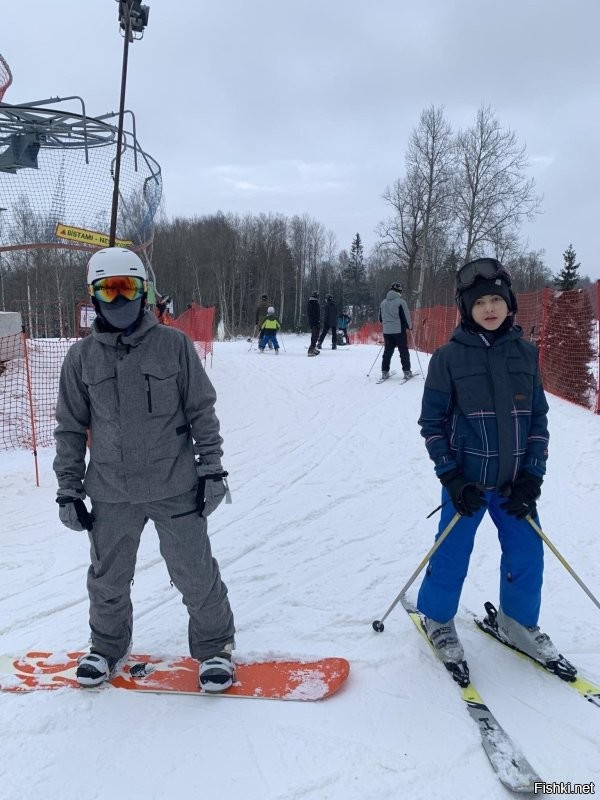 Сам на доске с 93 года , сына пытался приучить а толку 0 . Всякое бывало и переломы и тд и операции на колени . Разбился я не плохо в Казахстане в горах , там по тяжелому было , крученные переломы колен , отрыв локтевого сустава с смещение осколков , перелом ребер , сотрясение .