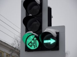 Много слов вокруг да около. 
Попробуем ещё раз. 
Когда горит зеленый, как на картинке, при повороте налево нужно пропускать встречных или не нужно?