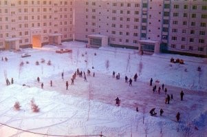 И щель между домами протертая пузиками 
У нас была такая, ближний проход в соседние дворы.
Правда только для мелкой школоты, класса до 5-го