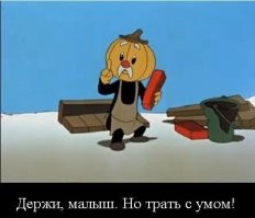 Женщина своей ложкой дегустировала консервы прямо с прилавка в супермакете