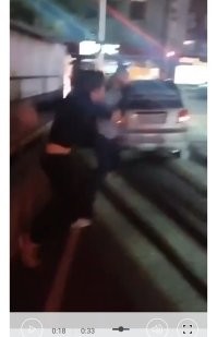 На видео, курьерский "Матиз" или, что-то подобное. С аварийкой стоит, причём слева, "на встречке", так сказать.