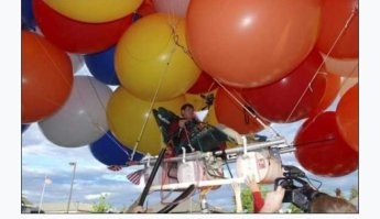 В 1982 году Ларри Уолтерс, пенсионер из Лос-Анджелеса решил осуществить давнюю мечту – полететь, но не на самолете. Он изобрел собственный способ путешествовать по воздуху.

Уолтерс привязал к удобному креслу сорок пять метеорологических шаров, наполненных гелием, каждый из которых имел метр в диаметре. Он уселся в кресло, взяв запас бутербродов, пиво и дробовик. По сигналу, его друзья отвязали веревку, удерживавшую кресло. Ларри Уолтерс собирался плавно подняться всего на тридцать метров, однако кресло, как из пушки, взлетело на пять километров.

Соседи обсуждают. Звонить ли 911? Зачем? Человек улетел. Летать не запрещено. Закон не нарушен. Насилия не было. Америка – свободная страна. Хочешь летать – и лети к чертовой матери.

… Часа через четыре диспетчер ближнего аэропорта слышит доклад пилота с заходящего лайнера:

– Да, кстати, парни, вы в курсе, что у вас тут в посадочном эшелоне какой-то му**к летает на садовом стуле?

– Что-что? – переспрашивает диспетчер, галлюцинируя от переутомления.

– Летает, говорю. Вцепился в свой стул. Все-таки аэропорт, я и подумал, мало ли что…

– Командир, – поддает металла диспетчер, – у вас проблемы?

– У меня? Никаких, все нормально.

– Вы не хотите передать управление второму пилоту?

– Зачем? – изумляется командир. – Вас не понял.

– Борт 1419, повторите доклад диспетчеру!

– Я сказал, что у вас в посадочном эшелоне му**к летает на садовом стуле. Мне не мешает. Но ветер, знаете…

Диспетчер врубает громкую трансляцию. У старшего смены квадратные глаза. В начало полосы с воем мчатся пожарные и скорая помощь. Полоса очищена, движение приостановлено: экстренная ситуация. Лайнер садится в штатном режиме. По трапу взбегают фэбээровец и психиатр.

Доклад со следующего борта:

– Да какого еще хрена тут у вас козел на воздушных шариках путь загораживает!., вы вообще за воздухом следите?

В диспетчерской тихая паника. Неизвестный психотропный газ над аэропортом.

– Спокойно, кэптен. А кроме вас, его кто-нибудь видит?

– Мне что, бросить штурвал и идти в салон опрашивать пассажиров, кто из них ослеп?

– Почему вы считаете, что они могут ослепнуть? Какие еще симптомы расстройств вы можете назвать?

– Земля, я ничего не считаю, я просто сказал, что эта гадская птица на веревочках работает воздушным заградителем. А расстройством я могу назвать работу с вашим аэропортом.

Диспетчер трясет головой и выливает на нее стакан воды и, перепутав руки, чашечку кофе: он утерял самоконтроль.

Третий самолет:

– Да, и хочу поделиться с вами тем наблюдением, джентльмены, что удивительно нелепо и одиноко выглядит на этой высоте человек без самолета.

– Вы в каком смысле??!!

– О. И в прямом, и в философском… и в аэродинамическом.

В диспетчерской пахнет крутым первоапрельским розыгрышем, но календарь дату не подтверждает. Четвертый борт леденяще вежлив:

– Земля, докладываю, что только что какой-то парень чуть не влез ко мне в левый двигатель, создав угрозу аварийной ситуации. Не хочу засорять эфир при посадке. По завершении полета обязан составить письменный доклад.

Диспетчер смотрит в воздушное пространство взглядом Горгоны Медузы, убивающей все, что движется.

– … И скажите студентам, что если эти идиоты будут праздновать Хэллоуин рядом с посадочной глиссадой, то это добром не кончится! – просит следующий.

– Сколько их?

– А я почем знаю?

– Спокойно, борт. Доложите по порядку. Что вы видите?

– Посадочную полосу вижу хорошо.

– К черту полосу!

– Не понял? В смысле?

– Продолжайте посадку!!

– А я что делаю? Земля, у вас там все в порядке?

– Доложите – вы наблюдаете неопознанный летательный объект?

– А чего тут не опознать-то? Очень даже опознанный.

– Что это?

– Человек.

– Он что, суперйог какой-то, что там летает?

– А я почем знаю, кто он такой.

– Так. По порядку. Г д е вы его видите?

– У ж е не вижу.

– Почему?

– Потому что улетел. -Кто?

– Я.

– Куда?

– Земля, вы с ума сошли? Вы мозги включаете? Я захожу к вам на посадку!

– А человек где?

– Который?

– Который летает!!!

– Это что… вы его запустили? А на хрена? Я не понял!

– Он был?

– Летающий человек? -Да!!!

– Конечно был? Что я, псих.

– А сейчас?

– Мне некогда за ним следить! Откуда я знаю, где он! Напустили черт-те кого в посадочный эшелон и еще требуют следить за ними! Плевать мне, где он сейчас болтается!

– Спокойно, кэптен. Вы можете его описать?

– му**к на садовом стуле!

– А почему он летает?

– А потому что он му**к! Вот поймайте и спросите, почему он, тля, летает!

– Что его в воздухе-то держит? – в отчаяньи надрывается диспетчер. – Какая етицкая сила? Какое летательное средство??? Не может же он на стуле летать!!!

– Так у него к стулу шарики привязаны.

Далее следует непереводимая игра слов, ибо диспетчер понял, что воздухоплаватель привязал яйца к стулу, и требует объяснить ему причину подъемной силы этого сексомазахизма.

– Его что, Господь в воздухе за яйца держит, что ли?!

– Сэр, я придерживаюсь традиционной сексуальной ориентации, и не совсем вас понимаю, сэр, – политкорректно отвечает борт. – Он привязал к стулу воздушные шарики, сэр. Видимо, они надуты легким газом.

– Откуда у него шарики?

– Это вы мне?

– Простите, кэптен. Мы просто хотим проверить. Вы можете его описать?

– Ну, парень. Нестарый мужчина. В шортах и рубашке.

– Так. Он белый или черный?

– Он синий.

– Кэптен? Что значит – синий?…

– Вы знаете, какая тут температура за бортом? Попробуйте сами полетать без самолета.

Этот радиообмен в сумасшедшем доме идет в ритме рэпа. Воздушное движение интенсивное. Диспетчер просит таблетку от шизофрении. Прилетные рейсы адресуют на запасные аэропорты. Вылеты задерживаются.

… На радарах – ничего! Человек маленький и нежелезный, шарики маленькие и резиновые.

Связываются с авиабазой. Объясняют и клянутся: врач в трубку подтверждает.

Поднимают истребитель.

… Наш воздухоплаватель в преисподней над бездной, в прострации от ужаса, околевший и задубевший, судорожно дыша ледяным разреженным воздухом, предсмертным взором пропускает рядом ревущие на снижении лайнеры. Он слипся и смерзся воедино со своим крошечным креслицем, его качает и таскает, и сознание закуклилось.

Очередной рев раскатывается громче и рядом – в ста метрах пролетает истребитель. Голова летчика в просторном фонаре с любопытством вертится в его сторону. Вдали истребитель закладывает разворот, и на обратном пролете пилот крутит пальцем у виска.

Этого наш бывший летчик-курсант стерпеть не может, зрительный центр в мерзлом мозгу передает команду на впрыск адреналина, сердце толкает кровь, – и он показывает пилоту средний палец.

– Живой, – неодобрительно докладывает истребитель на базу.

Ну. Поднимают полицейский вертолет.

А вечереет… Темнеет! Холодает. И вечерним бризом, согласно законам метеорологии, шары медленно сносит к морю. Он дрейфует уже над берегом.

Из вертолета орут и машут! За шумом, разумеется, ничего не слышно. Сверху пытаются подцепить его крюком на тросе, но мощная струя от винта сдувает шары в сторону, креслице болтается враскачку, как бы не вывалился!…

И спасательная операция завершается по его собственному рецепту, что в чем-то обидно… Вертолет возвращается со снайпером, слепит со ста метров прожектором, и снайпер простреливает верхний зонд. И второй. Смотрят с сомнением… Снижается?

Внизу уже болтаются все береговые катера. Вольная публика на произвольных плавсредствах наслаждается зрелищем и мешает береговой охране. Головы задраны, и кто-то уже упал в воду.

Третий шарик с треском лопается, и снижение грозди делается явным.

На пятом простреленном шаре наш парень с чмоком и брызгами шлепается в волны.

Но веревки, на которых висели сдутые шары, запутались в высоковольтных проводах, что вызвало короткое замыкание. Целый район Лонг-Бич остался без электричества.

Фары светят, буруны белеют, катера мчатся! Его вытраливают из воды и начинают отдирать от стула.

Врач щупает пульс на шее, смотрит в зрачки, сует в нос нашатырь, колет кофеин с глюкозой и релаксанты в вену. Как только врач отворачивается, пострадавшему вливают стакан виски в глотку, трут уши, бьют по морде… и лишь тогда силами четырех матросов разжимают пальцы и расплетают ноги, закрученные винтом вокруг ножек стула.

Под пыткой он начал приходить в себя, в смысле массаж. Самостоятельно стучит зубами. Улыбается, когда в каменные от судороги мышцы вгоняют булавки. И наконец произносит первое матерное слово. То есть жизнь налаживается.

И когда на набережной его перегружают в «скорую», и фотовспышки прессы слепят толпу, пронырливой корреспондентке удается просунуть микрофон между санитаров и крикнуть:

– Скажите, зачем вы все-таки это все сделали?

Он ответил: «Ну нельзя же все время сидеть без дела».