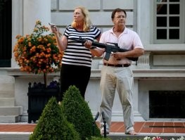 "Во-первых, американцам тут особо высокие заборы и не нужны. От кого прятаться-то? Посягнувшего на частную собственность с не самыми благоприятными намерениями незнакомца можно в иных штатах просто пристрелить."
Вот вот 
у настрелять нельзя ( вернее можно но очень тяжко потом выкарабкиваться)  поэтому и заборы