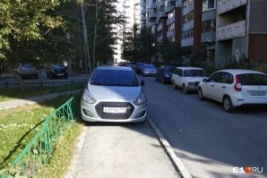 Ну вот типа такого. Только справа будет не дорога в жилой зоне, а магистраль. А слева забор метра на 2 выше.
