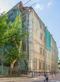 Фотки "до" - это фигня.
Я снимал офис в 2016 году напротив, в д. 5, каждый день мимо ходил. Там на уровне 3 этажа часть стены с окном так выперла, что непонятно на чем вообще держалась.