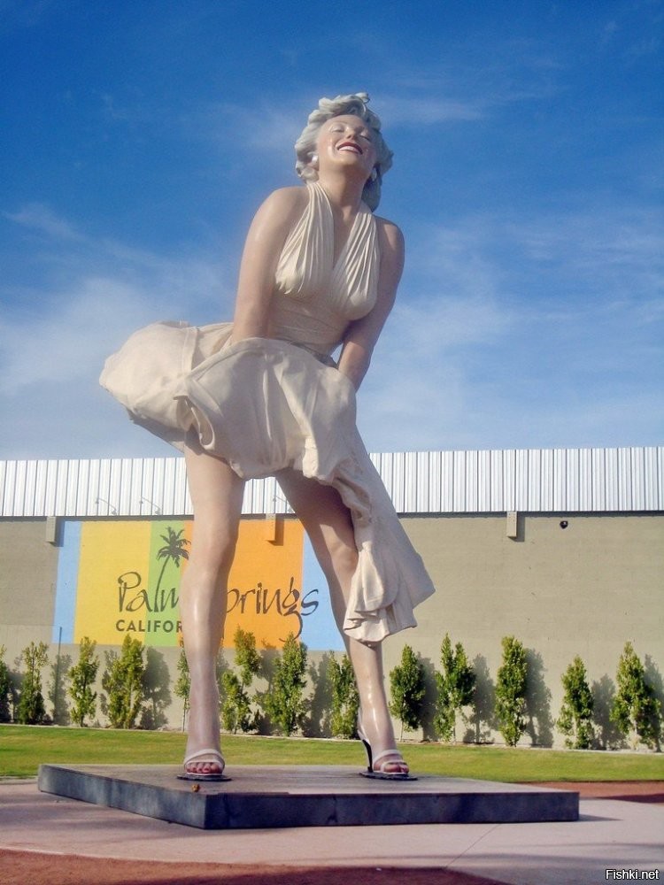 Восьмиметровая скульптура "Forever Marilyn" ("Навсегда Мэрилин") была создана Дж. Сьюардом Джонсоном. Она повторяет знаменитое изображение актрисы с задравшейся белой юбкой из фильма "Зуд седьмого года".
Сначала скульптура стояла в Чикаго, но по желанию жителей Палм-Спрингс, которые даже собрали 40 тысяч долларов на ее перенос, в 2012 была размещена у входа в художественный музей города. В 2014 году произведение было отправлено в тур по США.