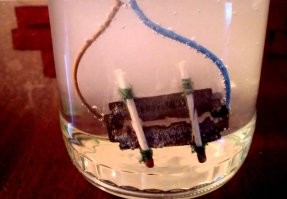 Вердикт: В армии не служил! 
Вот как настоящий энергетик получают!