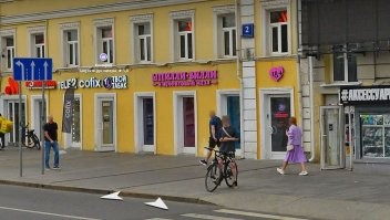 Недавно увидел в Москве возле Белорусского вокзала. Замечательная реклама!