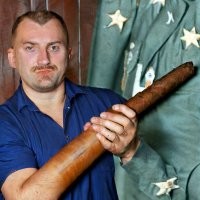 Я попробовал сделать мужика с сигарой. Вроде проблем с пальцами тоже не возникло.