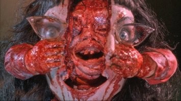 А как же "Живая мертвечина" или "Моз мертв" (по разному переводили) Питера Джексона или "Зловещие мертвецы 2"