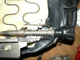 Если знать механизм сидений Жигулей, тогда никаких вопросов не возникает. Там стоит гребешок. Конструкция довольно слабая. Меня просто выбешивала, пока себе не поставил опелёвские сидения на Копейку. Зубья этого гребешка постоянно слизывались и сидение складывалось.  Вроде это было сделано специально, чтобы при аварии сидение складывалось. Не берусь утверждать, давно было, но вроде где-то читал.