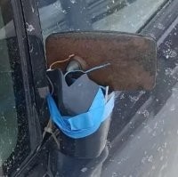 Но это то здесь причём? У меня так было ехал на бусике в плотном потоке и вдруг - бздынь, зеркала нету! Пока найдёшь, пока купишь, а ехать же надо, вот и прилепил, что в гараже нашёл. Дней пять ездил, так что я колхозный идиот?