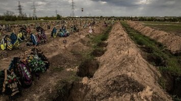 Да ладно, чё ты обиделся!? Тебе скидку сделаем....Вот еще два ряда свободных мест....На ближайший спектакль.... Укропа-бяку на гиляку!?