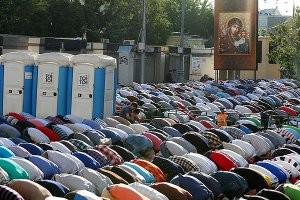 А граната то не настоящая.
Какой облом.

Хорошеет Москва с каждым днем.