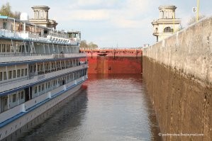 Сильно ограничивает вес и габаритные размеры кораблей. Четырехпалубный теплоход в таком не поднимешь. Хотя там наверное и не было такого судоходства, как на Волге.