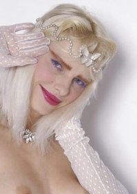 Под Чиччолину косит. :)