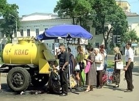 Красивое, но смущают стаканчики. Одноразовые? Квасом из бочек торговали ещё долго после гибели СССР.