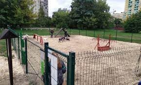 Я не знаю ни одного случая,что бы от раскиданной отравы пострадала собака,которую выгуливают согласно законам - в наморднике и на поводке. Также не знаю ни одного случая,что бы догхантеры раскидывали отраву в местах разрешенного выгула без поводка  - на огороженных площадках.