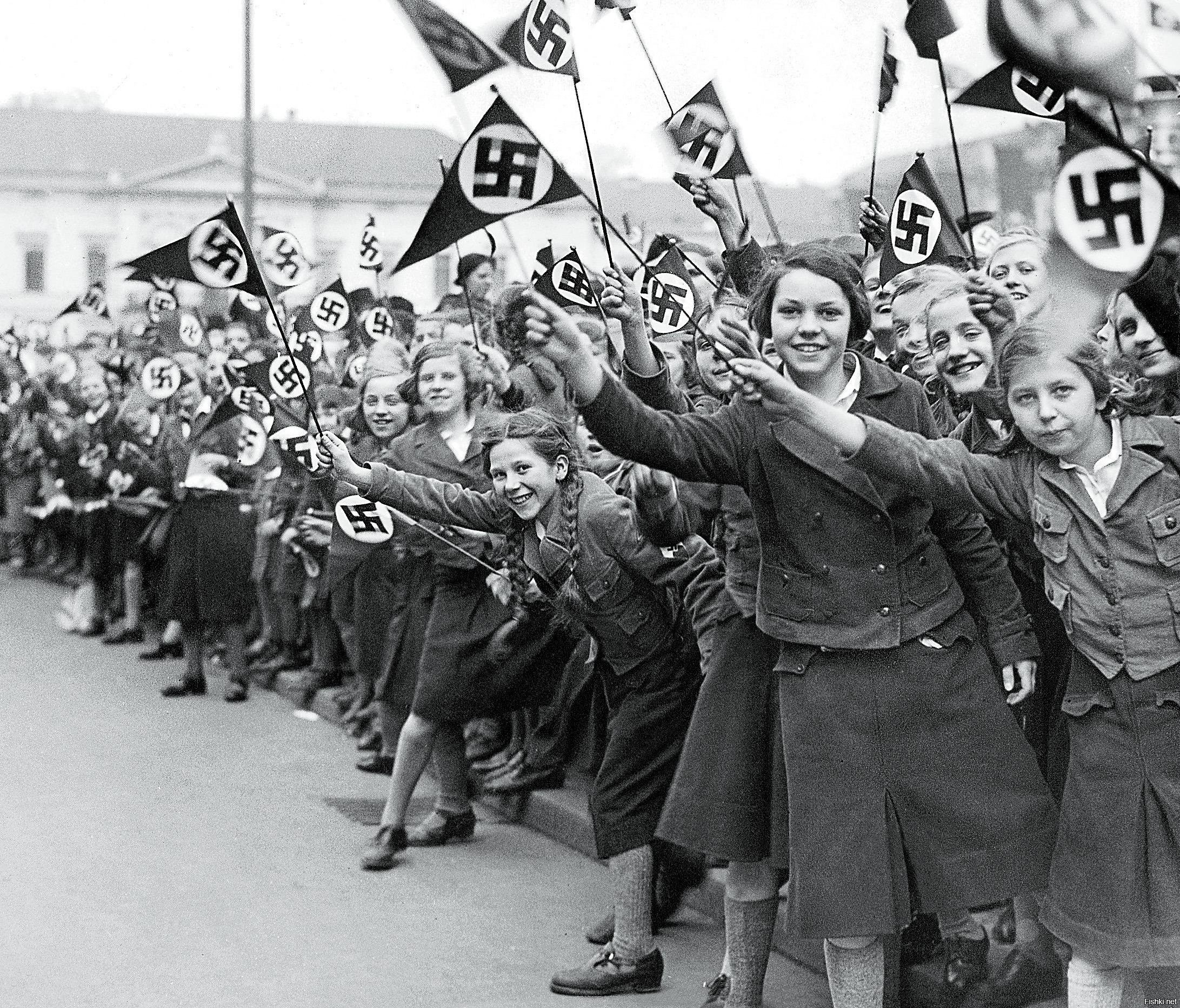 Фашистская германия годы. Гитлер свастика нацисты 3 рейха Холокост. Фашизм третий Рейх. Дора насс. Нацизм в Германии.