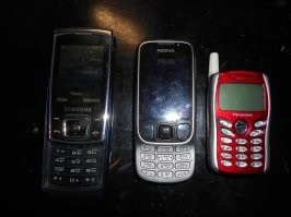 Раньше было конечно весело. Огромное разнообразие на любой вкус и цвет. А сейчас все телефоны одинаковые . Я как-то по ошибке телефон жены утащил, когда на работу собирался.